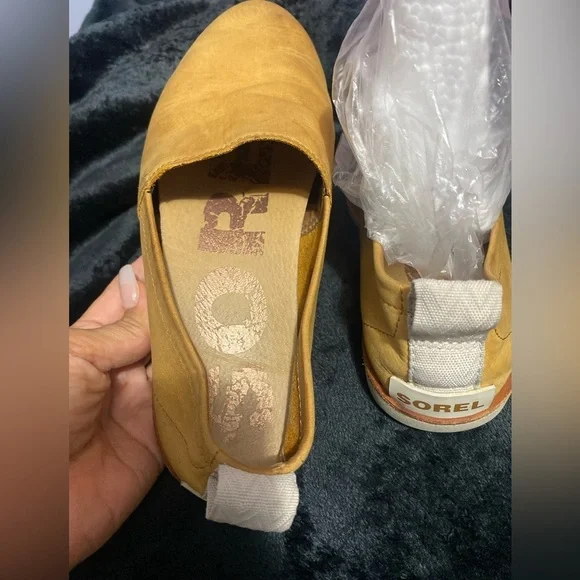 Sorel Tan Loafers Sleek Slip-On Design - Picture 5 of 13